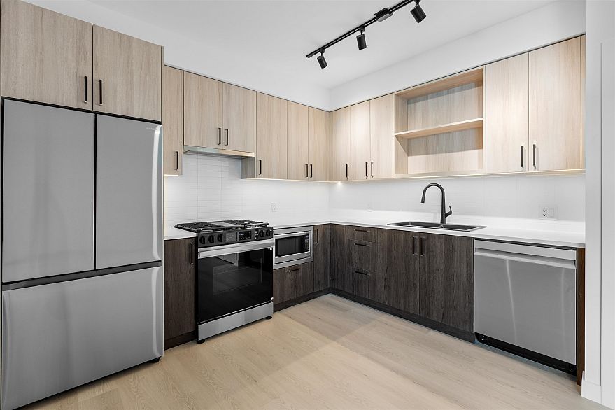 221 2002 St. George Street