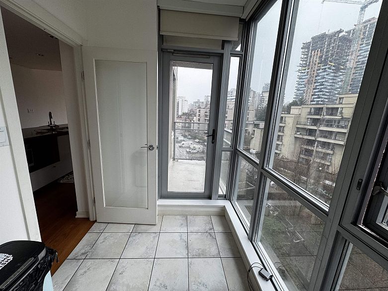 806 1005 Beach Avenue