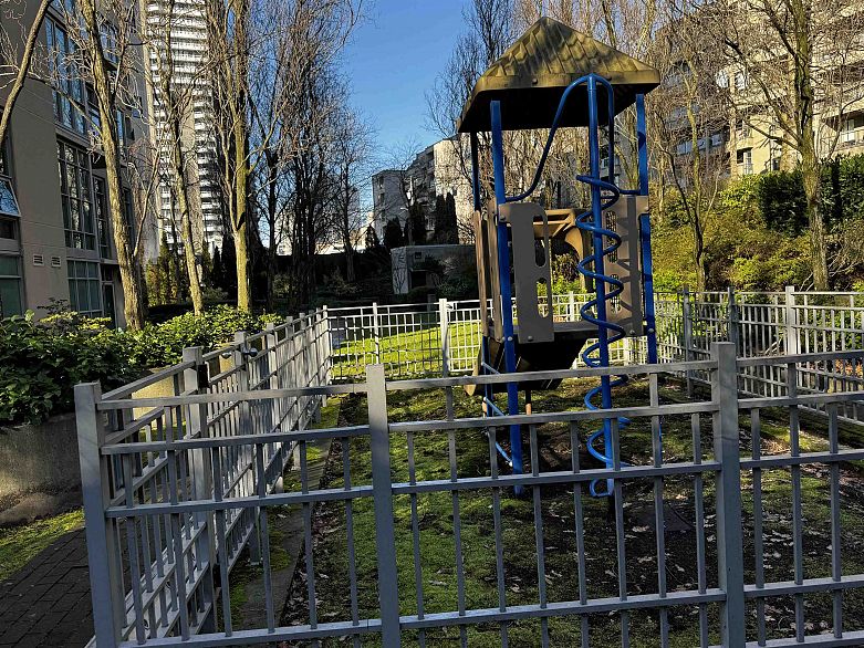 806 1005 Beach Avenue