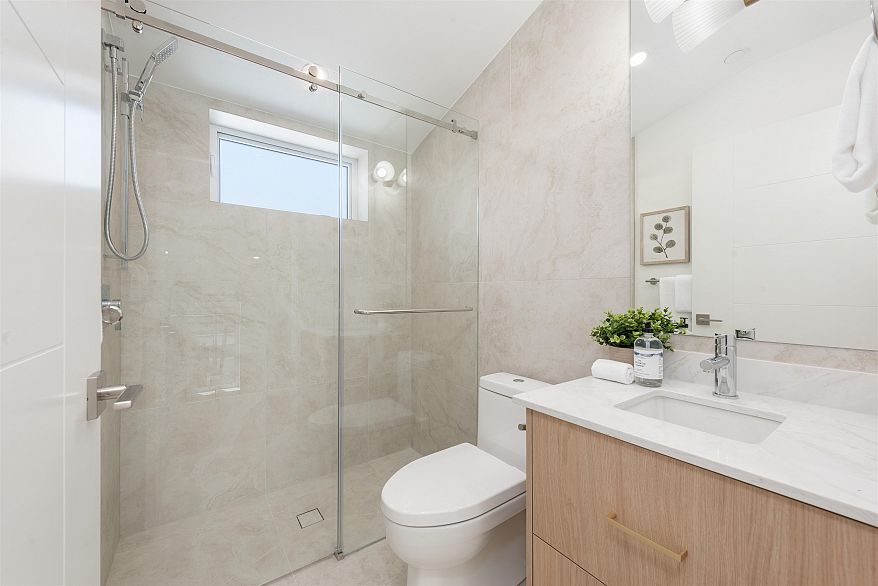 2 2750 W 19th Avenue