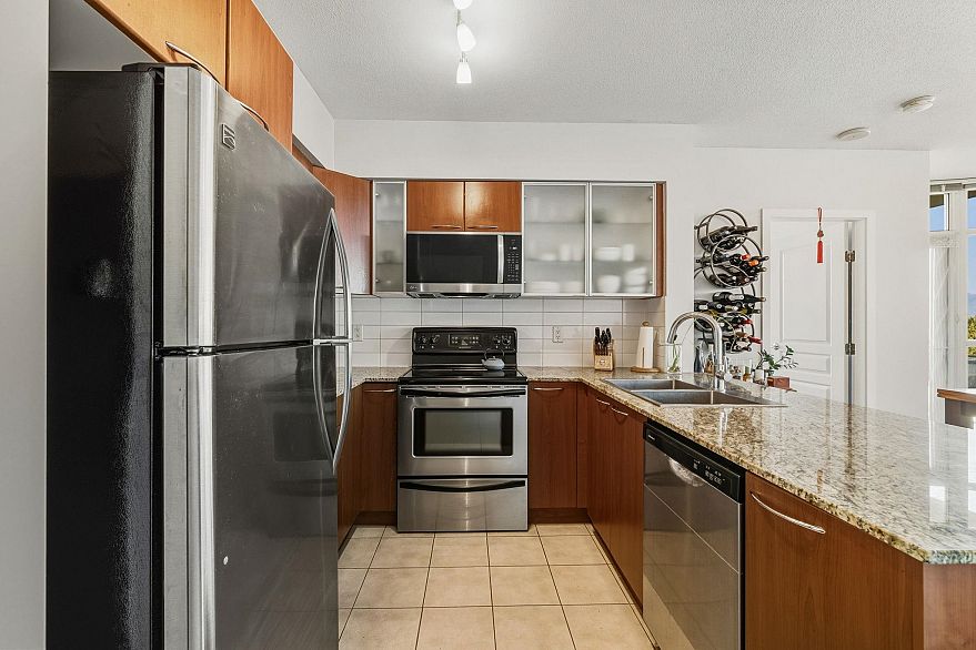 751 1483 E King Edward Avenue