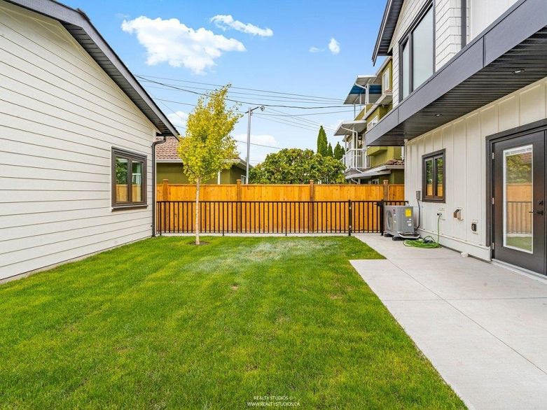 2 4257 Knight Street