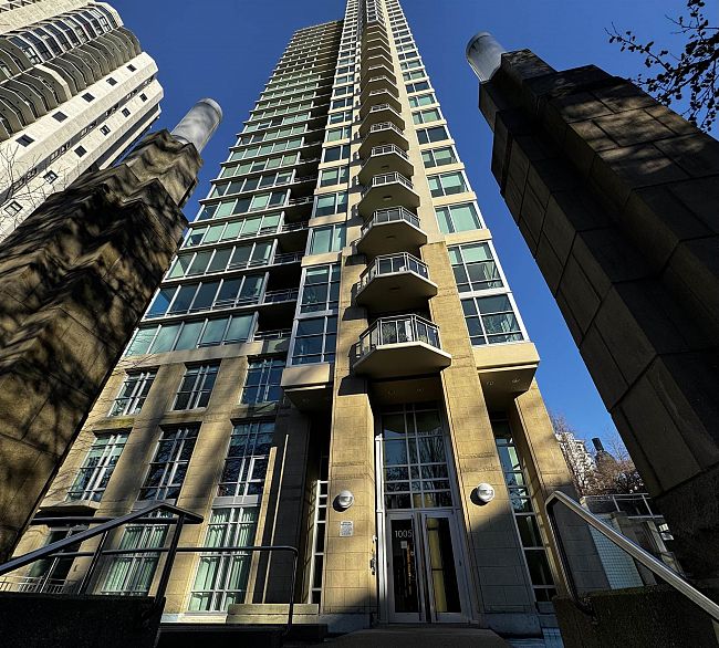 806 1005 Beach Avenue