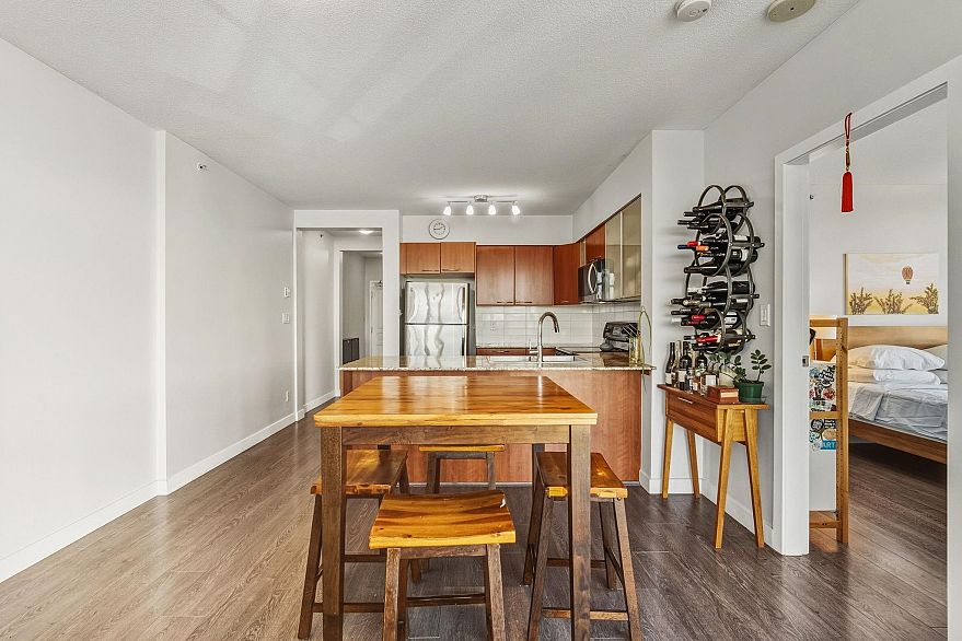 751 1483 E King Edward Avenue