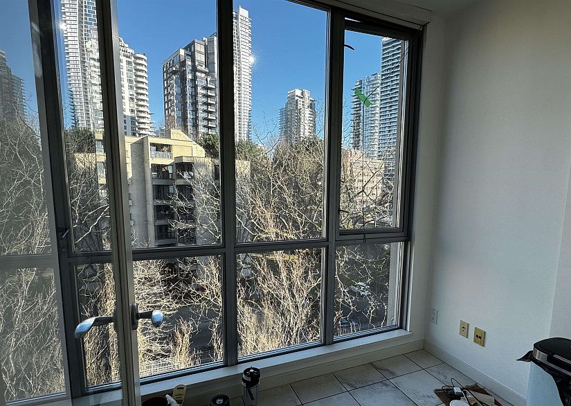 806 1005 Beach Avenue