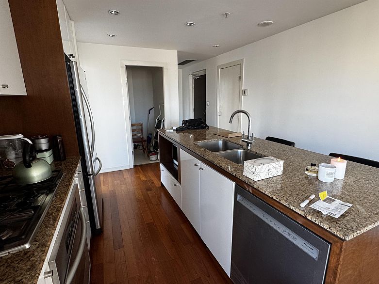 806 1005 Beach Avenue