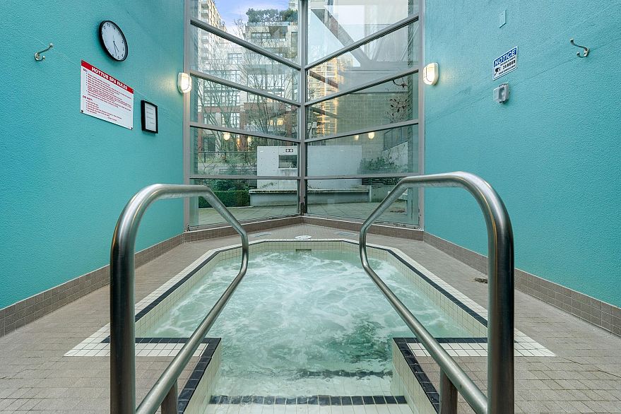 1805 928 Richards Street