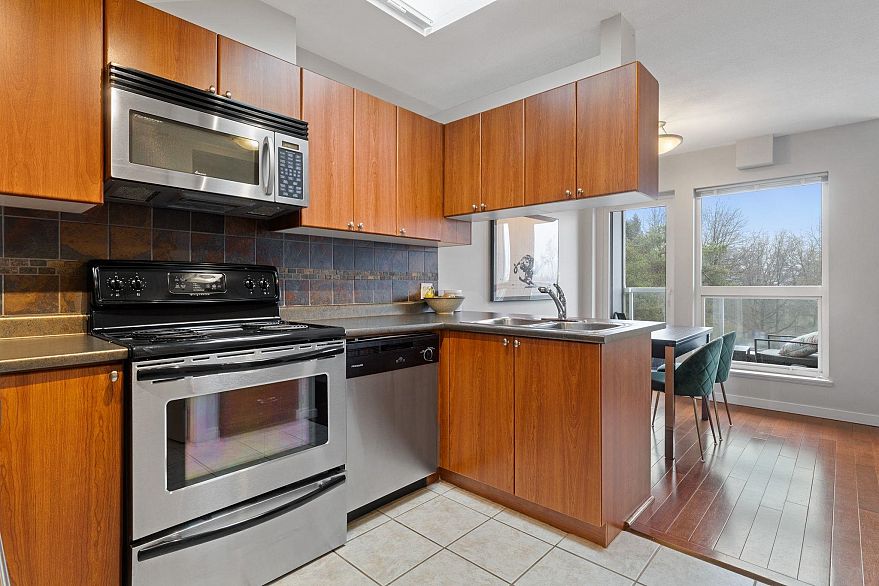 412 2891 E Hastings Street