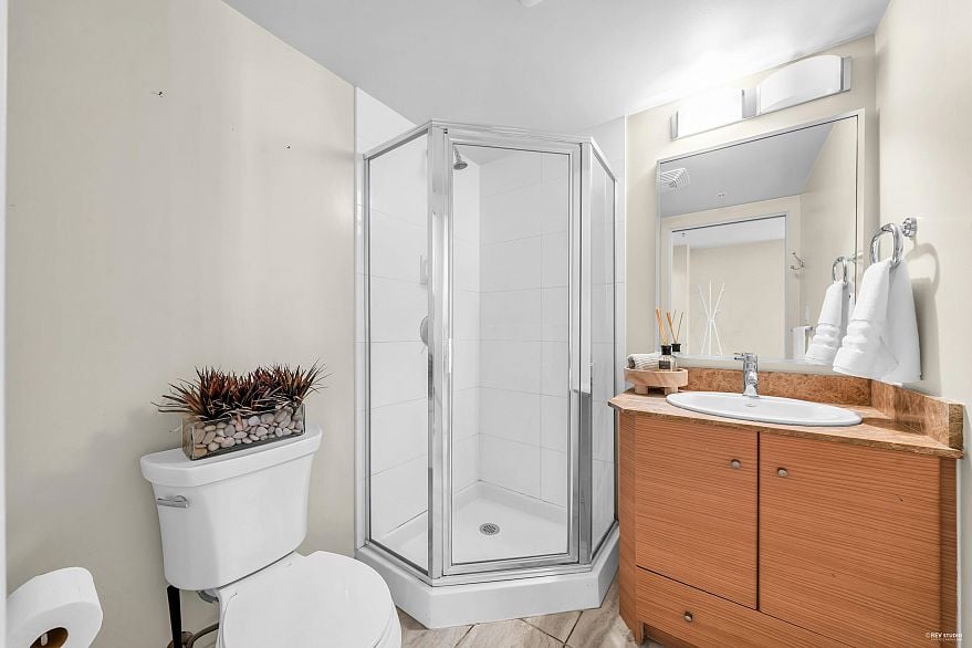 1001 928 Homer Street