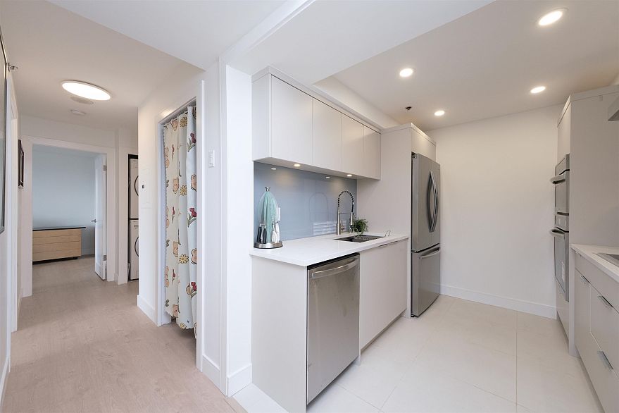 2202 289 Drake Street