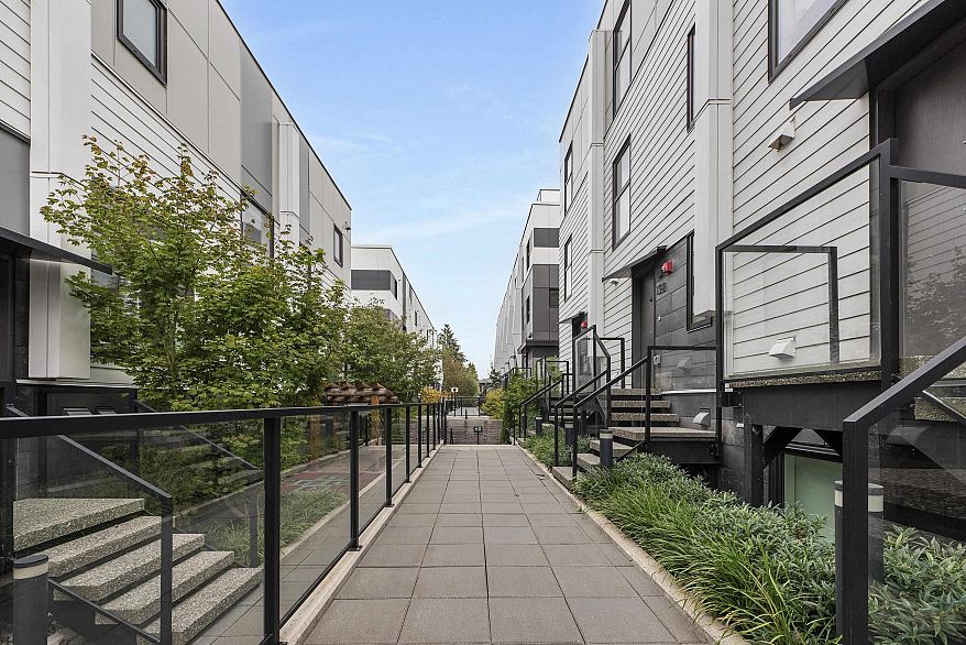 138 W Woodstock Avenue