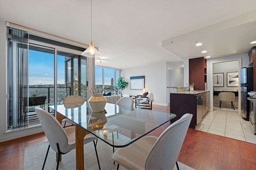 2805 583 Beach Crescent