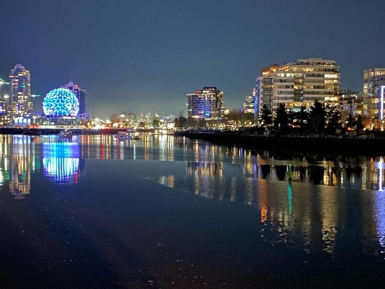 2706 1033 Marinaside Crescent