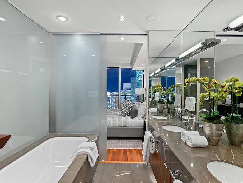 2803 1077 W Cordova Street