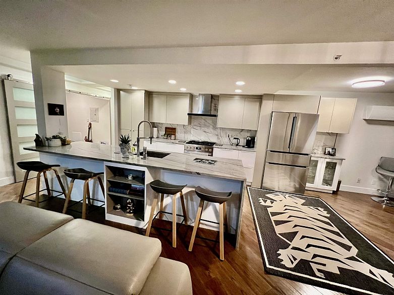 2706 1033 Marinaside Crescent