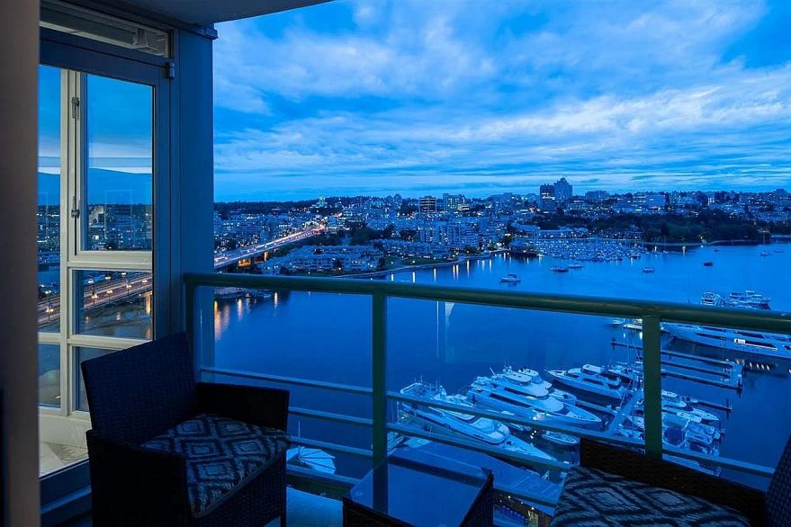 2706 1033 Marinaside Crescent