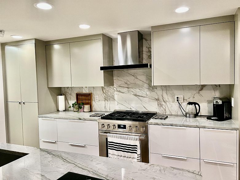 2706 1033 Marinaside Crescent