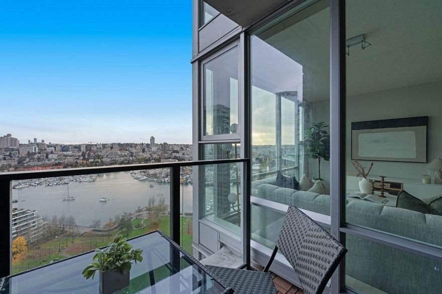 2805 583 Beach Crescent