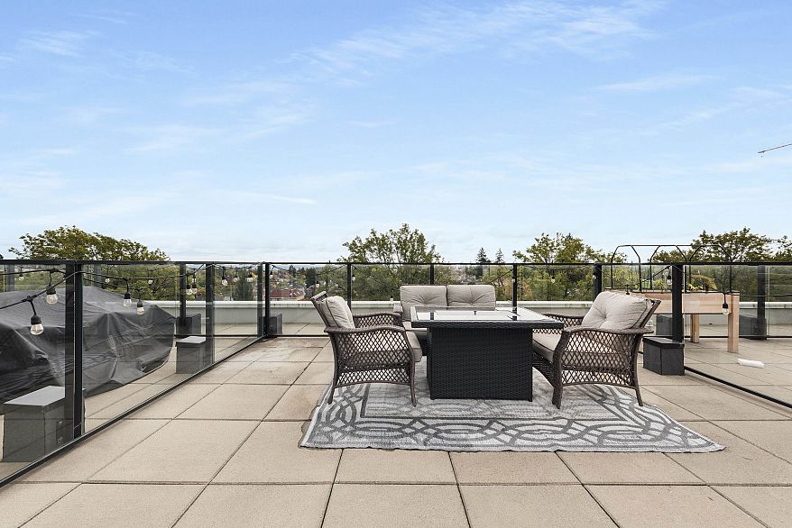 138 W Woodstock Avenue