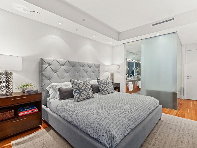 2803 1077 W Cordova Street