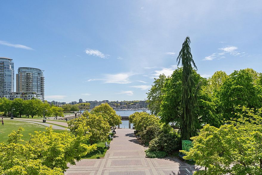 2201 1408 Strathmore Mews