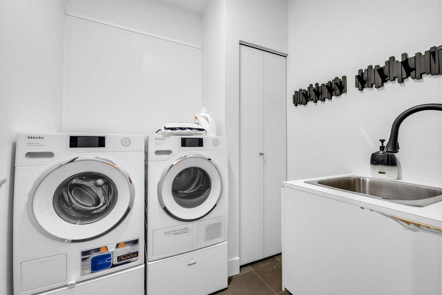 4401 1128 W Georgia Street