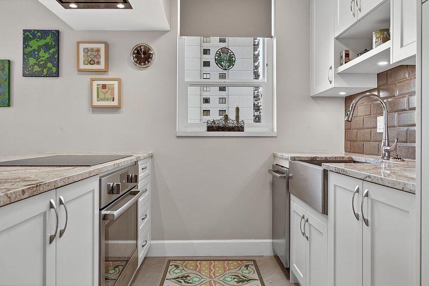 402 1100 Harwood Street