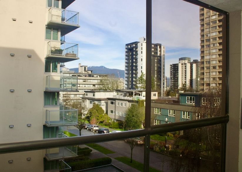 402 1230 Comox Street