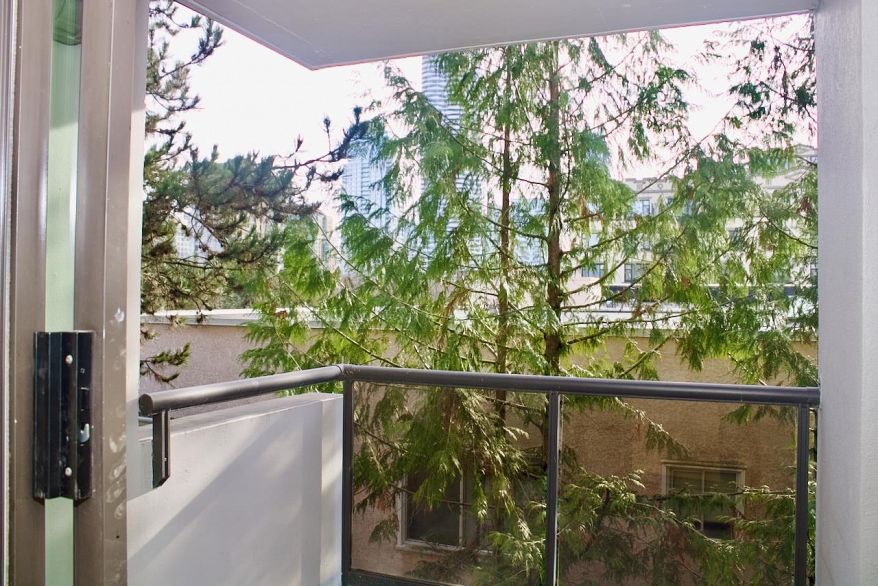 402 1230 Comox Street