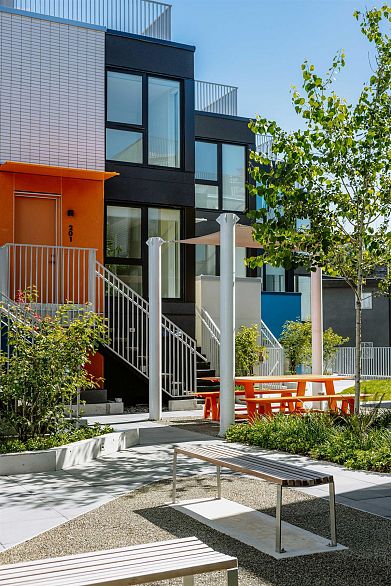 209 322 E 15th Avenue