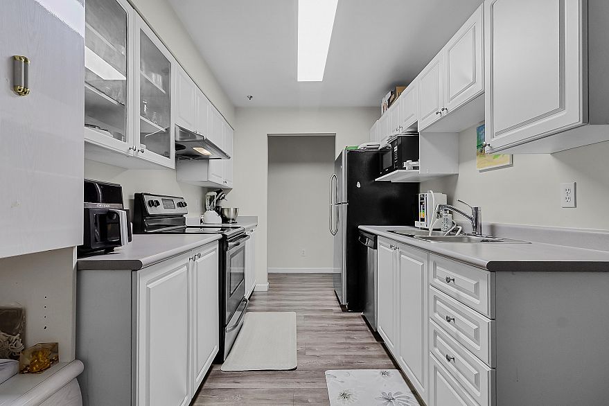 64 2727 E Kent Avenue North