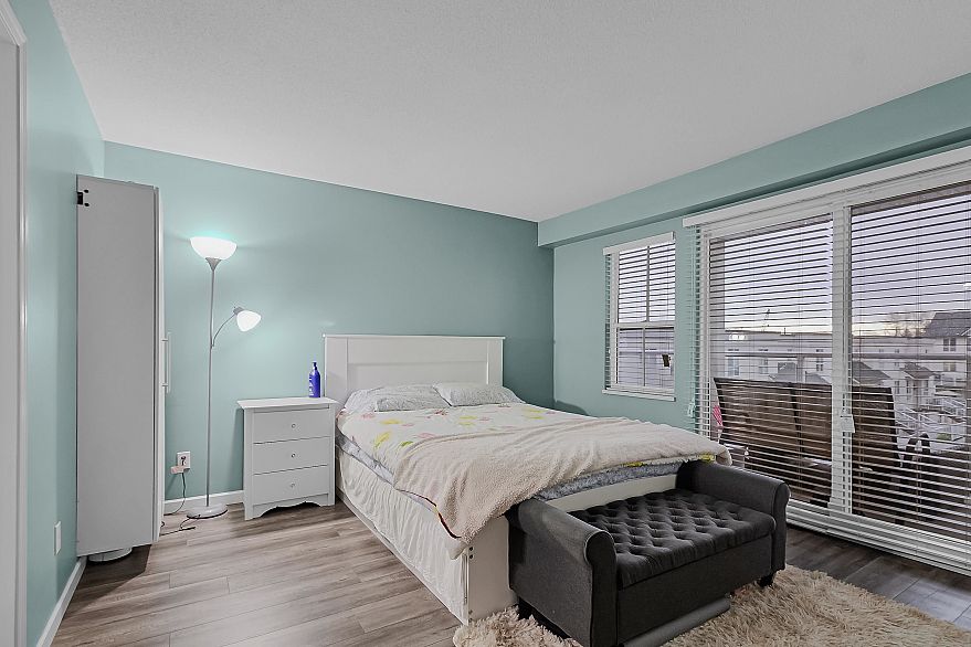 64 2727 E Kent Avenue North