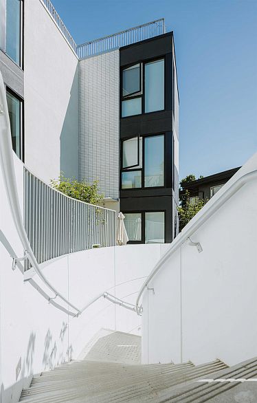 209 322 E 15th Avenue