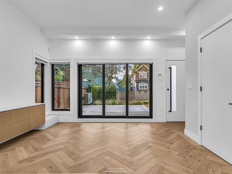 1 3118 Windsor Street