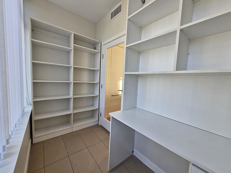 317 2033 W 10th Avenue