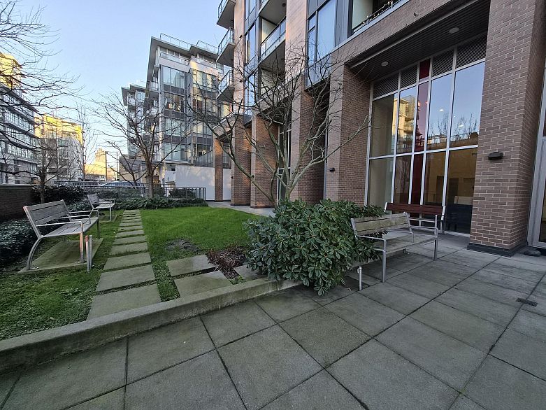 317 2033 W 10th Avenue