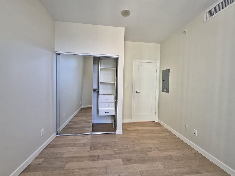 317 2033 W 10th Avenue