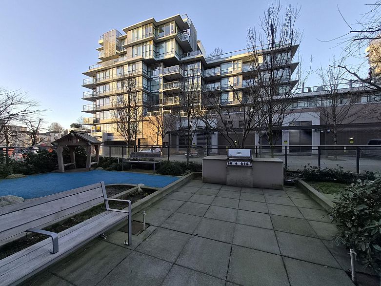 317 2033 W 10th Avenue