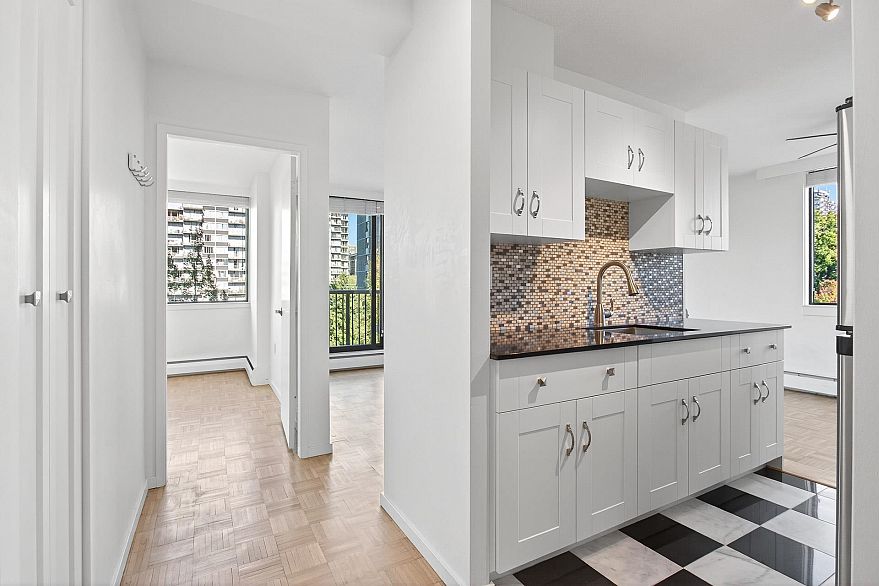 804 1330 Harwood Street