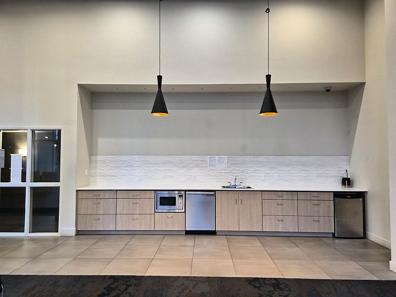 317 2033 W 10th Avenue