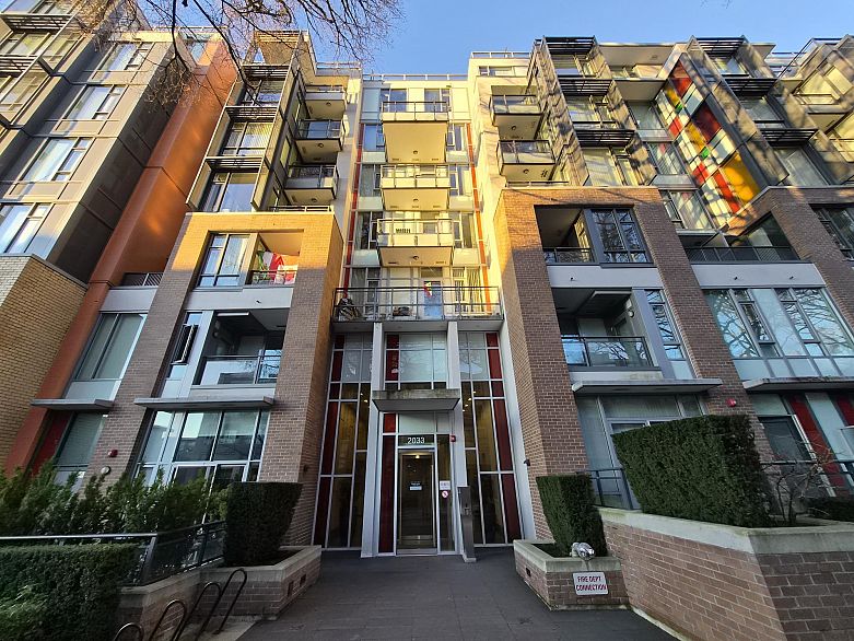 317 2033 W 10th Avenue