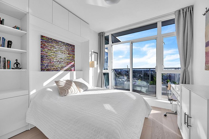 1205 2770 Sophia Street