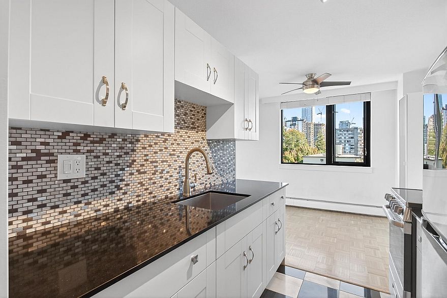 804 1330 Harwood Street