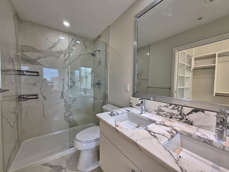 317 2033 W 10th Avenue