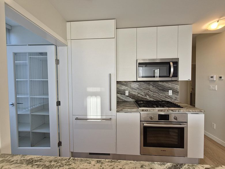 317 2033 W 10th Avenue