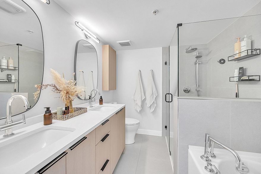 1205 2770 Sophia Street