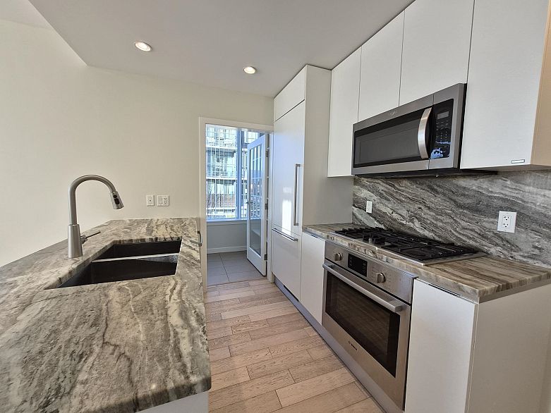 317 2033 W 10th Avenue