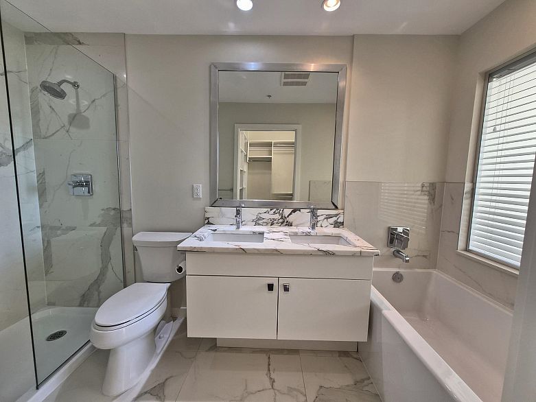 317 2033 W 10th Avenue