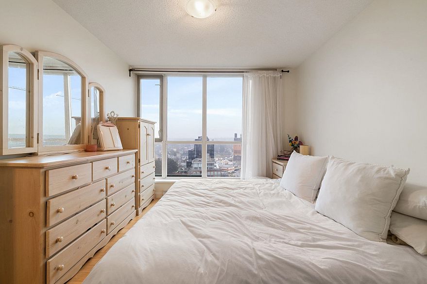 1702 125 Milross Avenue