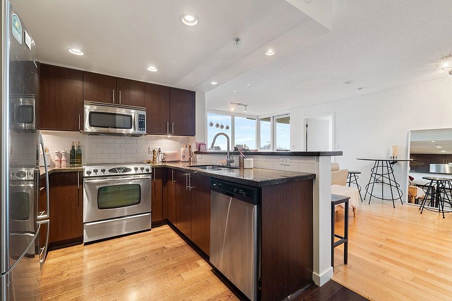 1702 125 Milross Avenue